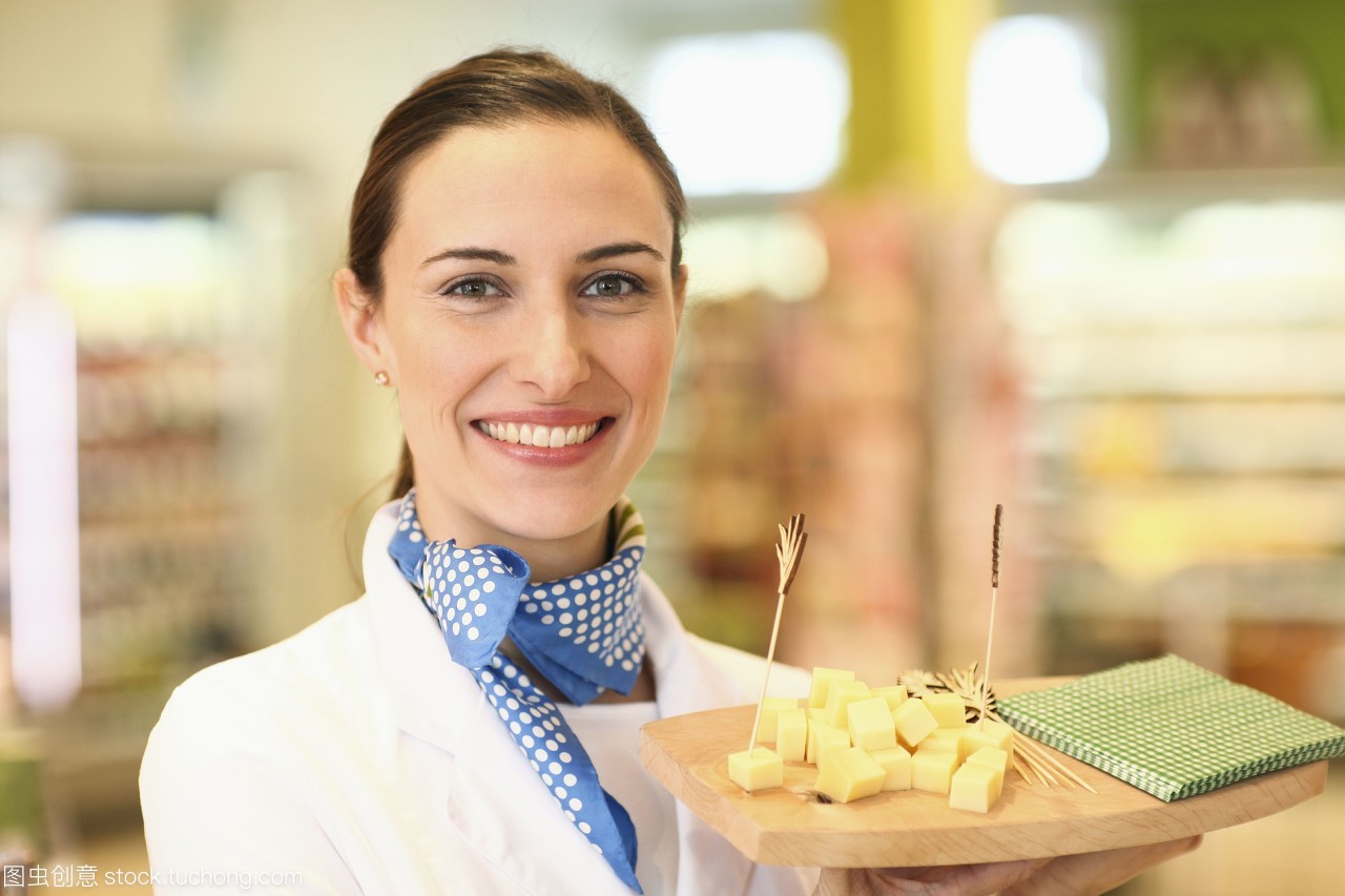 销售助理提供有机食品杂货店的奶酪