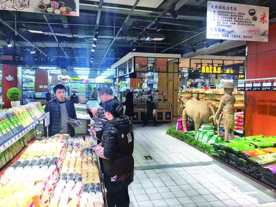 宣汉县两超市销售过期食品